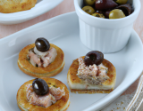 Petites galettes au thon et aux olives