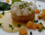 Tartare de coquille Saint-Jacques au jus de mandarine et coulis de corail