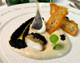 Cabillaud au caviar d'aubergine, huîtres de Normandie frites, crème de vodka