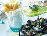 Moules au curry et frites en cornet