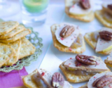 Canapés de crackers au foie gras et aux noix de pécan