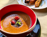 Crème brûlée aux morilles et sa soupe de fraise au basilic avec un croustillant de pain perdu