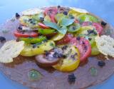 Carpaccio de tomates anciennes au pesto, tapenade et tuiles au parmesan