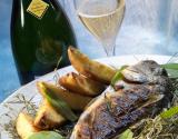 Dorade au barbecue à la feuille de verveine et aux pommes braisées au charbon de bois avec un champagne de vigneron blanc de blancs