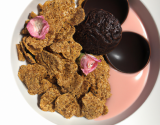 Rose des sables aux corn-flakes et duo de chocolats noir et au lait 