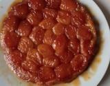 Tarte tatin aux abricots, amandes et caramel au beurre salé