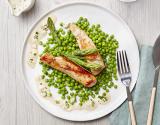 Filets de lapin sautés aux herbes, asperges et petits pois