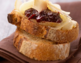 Tartine de fromage de Pur Brebis Pyrénées à la confiture de cerises noires