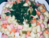 Salade de pâtes multicolores, surimi et knacki