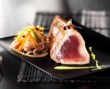 Longe&#x20;de&#x20;thon&#x20;mi-cuite&#x20;aux&#x20;nouilles&#x20;et&#x20;sauce&#x20;japonaises