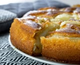 &#x201C;C&#x2019;est&#x20;d&#x00E9;licieux&#x201D;&#x20;&#x3A;&#x20;Cyril&#x20;Lignac&#x20;partage&#x20;une&#x20;irr&#x00E9;sistible&#x20;recette&#x20;de&#x20;moelleux&#x20;aux&#x20;poires,&#x20;et&#x20;son&#x20;astuce&#x20;anti-grumeaux&#x20;pour&#x20;la&#x20;p&#x00E2;te&#x20;&#x21;