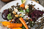 Salade de lentilles aux carottes et betterave rôties, féta et noisettes