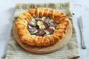 Tarte fleur au saumon, courgettes et oignon rouge