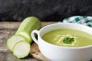 "Un délicieux velouté aux courgettes et au Kiri qui devrait sans aucun doute plaire aux enfants" : voici notre recette parfaite pour affronter la grisaille de la rentrée !