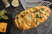 Apéritif dînatoire : cette recette de pain effeuillé à l’ail va mettre d’accord tous vos invités !