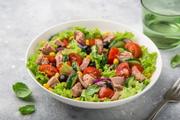 Envie d’un repas léger ? Cette salade au thon et aux légumes d’été coche toutes les cases