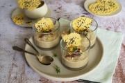 Verrines de velouté de champignons, oignons caramélisés et tuiles au parmesan