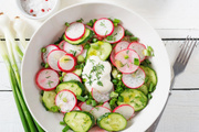 Salade de radis au concombre et aneth, sauce au yaourt grec