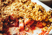 Crumble rhubarbe et fraises sans beurre