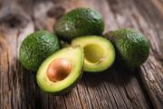 Faire infuser le noyau d'avocat au lieu de le jeter, la solution parfaite pour ne pas le gaspiller ?