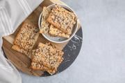 “Riches en fibres et en oméga 3” : des crackers sains pour l’apéro ? C’est possible avec cette recette facile partagée par une diététicienne
