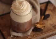 Une crème au chocolat, de la chantilly... voici comment faire facilement votre propre viennois à la maison !