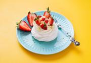 Pavlova aux fraises : la cheffe Hélène Darroze nous apprend à réaliser cette pâtisserie mythique
