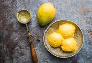 Avec simplement un mixeur, cette glace mangue-coco citron vert est la meilleure pour se rafraichir !