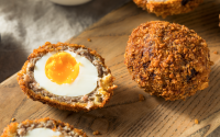 Des oeufs croustillants à l’extérieur, mais encore coulants à l’intérieur : voici comme faire des scotchs eggs pour Pâques !