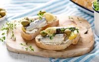Il fait trop chaud pour allumer le four ? Cette tartine aux sardines et citron d’inspiration grecque se prépare en 5 minutes chrono