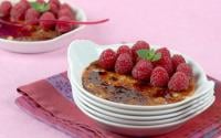 Crème brûlée aux pralines roses et aux framboises