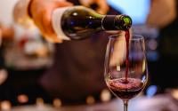 Savez-vous comment choisir un bon vin au restaurant ? Cet expert dévoile ses astuces pour dénicher le bon rapport qualité-prix !