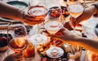L’éternel débat de l’été : faut-il oui ou non mettre des glaçons dans son verre de rosé ?