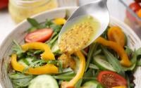 "Trouver la vinaigrette parfaite peut sembler difficile" : une diététicienne partage ses conseils pour choisir la sauce idéale pour sublimer vos salades !