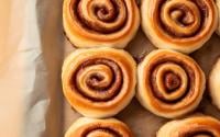 Cette recette express vous permet de réaliser des cinnamon rolls en 5 minutes avec de la pâte à pizza et de la pâte feuilletée