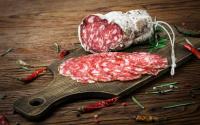 Faut-il systématiquement retirer la peau du saucisson ? Ce médecin donne sa réponse