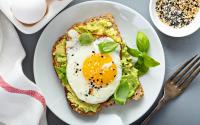 Tous en cuisine : Cyril Lignac partage sa recette d’avocado toast frais et gourmand