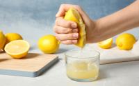 4 astuces super efficaces pour retirer le maximum de jus d’un citron