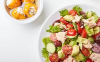 Avocat, thon, olives, tomates : voici la recette d'une salade fraîche et gourmande venue tout droit d’Italie à adopter pour l'été