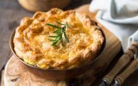 Du poulet, des légumes, des herbes de Provence, Laurent Mariotte partage sa recette de tourte estivale