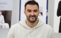“Un dessert frais et léger avec des fruits de saison” : Cyril Lignac partage sa recette facile de salade de fraises à la fleur d'oranger et sa crème légère !