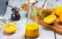 Avez-vous déjà pensé à remplacer le vinaigre dans la vinaigrette par cet ingrédient pour la rendre moins acide ?