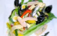 Salade niçoise, tapenade de thon et olives noires, petits croûtons à l'ail