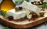 Feta entamée : voici les 3 meilleures méthodes pour bien la conserver !