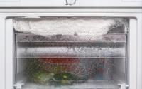 Maison : votre congélateur est plein de givre ? Voici une méthode simple et efficace pour l’éliminer facilement