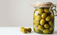 Peut-on consommer sans risque un pot d’olives oublié dans le frigo ?