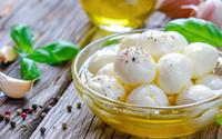 Pour vos salades ou tartines, elles seront encore meilleures : la recette des billes de mozzarella marinées
