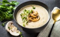 “Onctueux sans aucune crème” : François-Régis Gaudry partage sa recette du potage aux champignons seulement 4 ingrédients