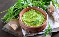 Plus économique, facile à faire et tout aussi bon, voici notre alternative du pesto au basilic !