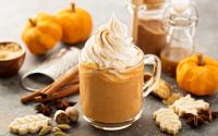 Voici comment reproduire la boisson de cet automne, un pumpkin spice latte comme chez Starbucks !